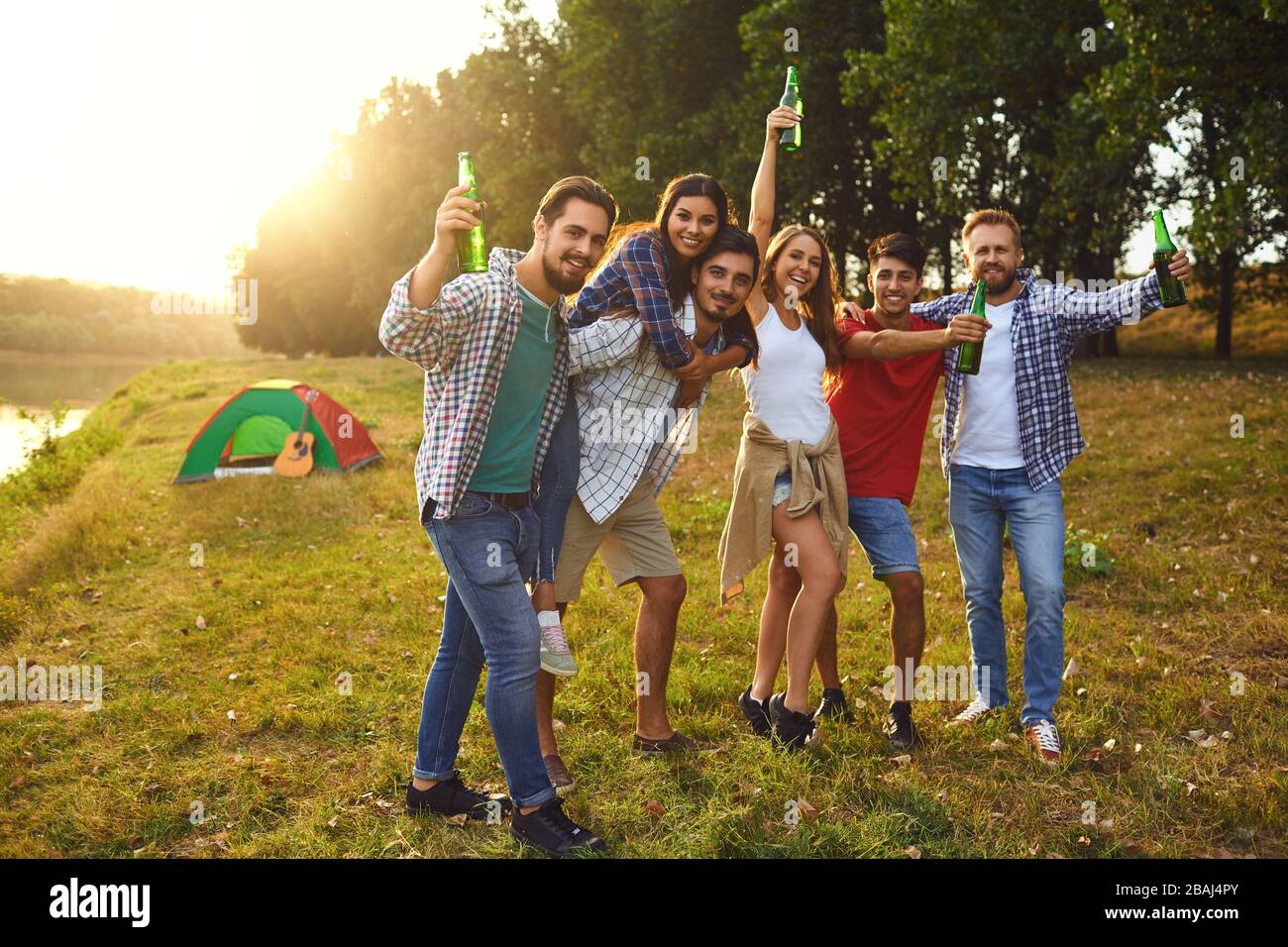 Les jeunes boivent et claquent des verres lors d'un pique-nique Banque D'Images