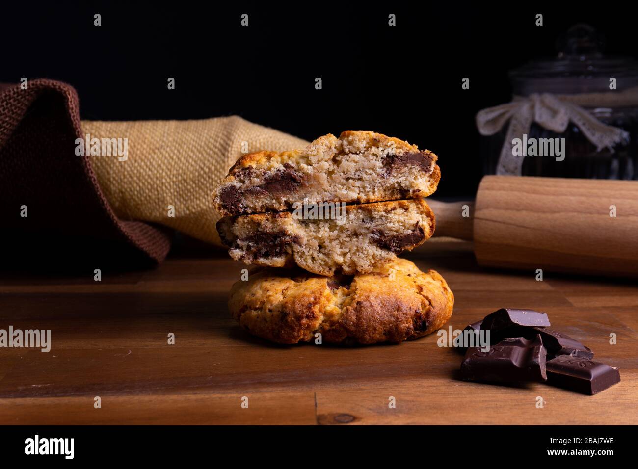 Deux délicieux gâteaux à base de cookies avec du chocolat sur une planche en bois avec espace de copie Banque D'Images