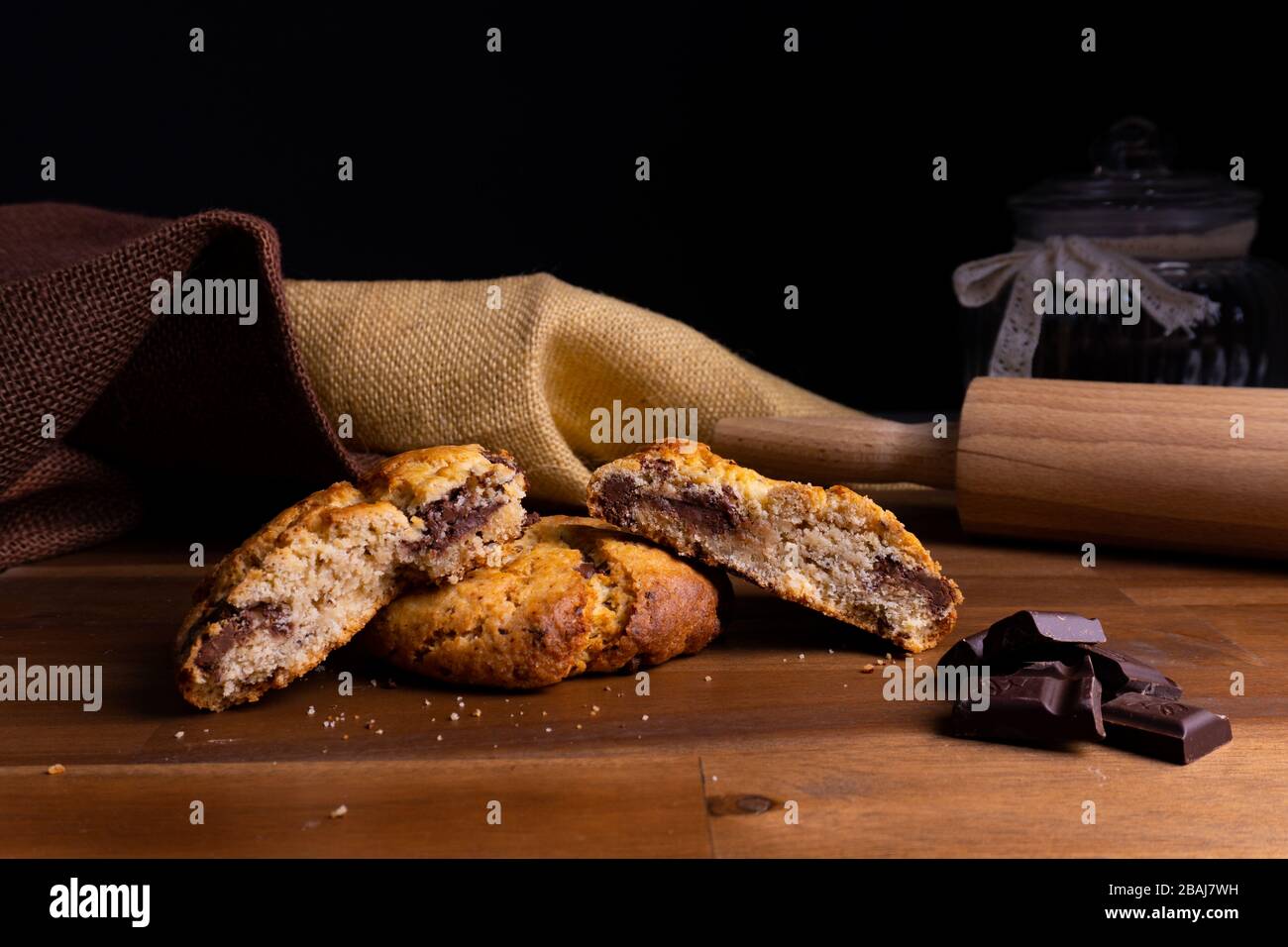 Deux délicieux gâteaux à base de cookies avec du chocolat sur une planche en bois avec espace de copie Banque D'Images