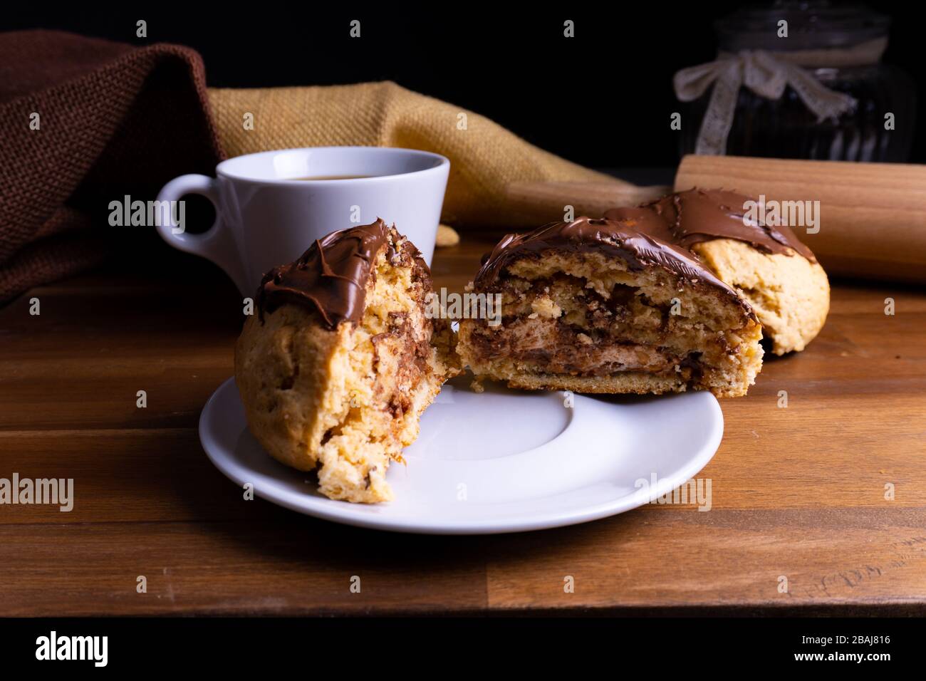 Délicieux gâteaux à biscuits au chocolat avec une tasse de café sur une planche en bois avec espace de copie Banque D'Images