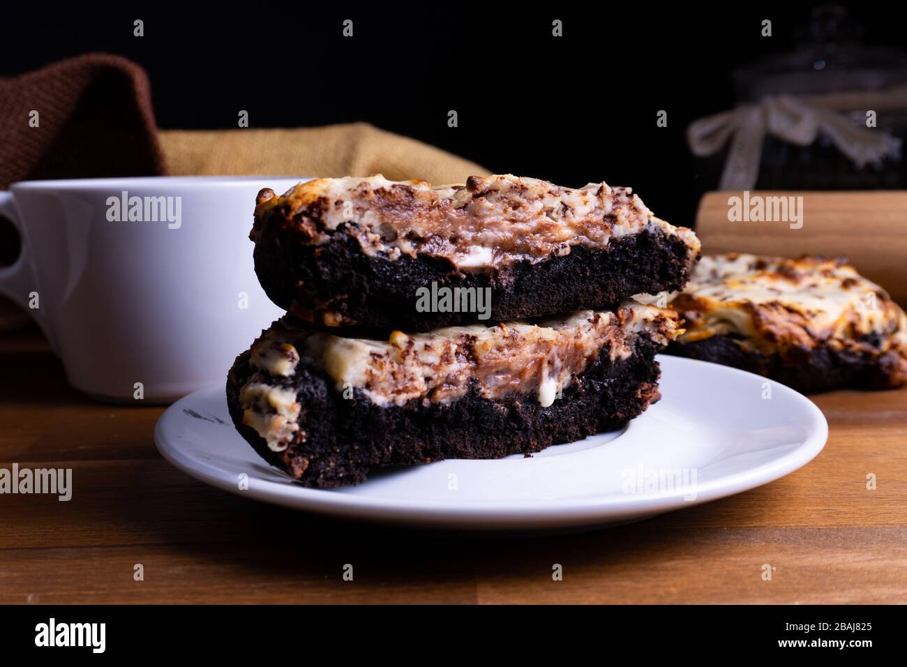 Délicieux gâteaux à biscuits au chocolat et au cheesecake avec une tasse de café sur une planche en bois avec espace de copie Banque D'Images