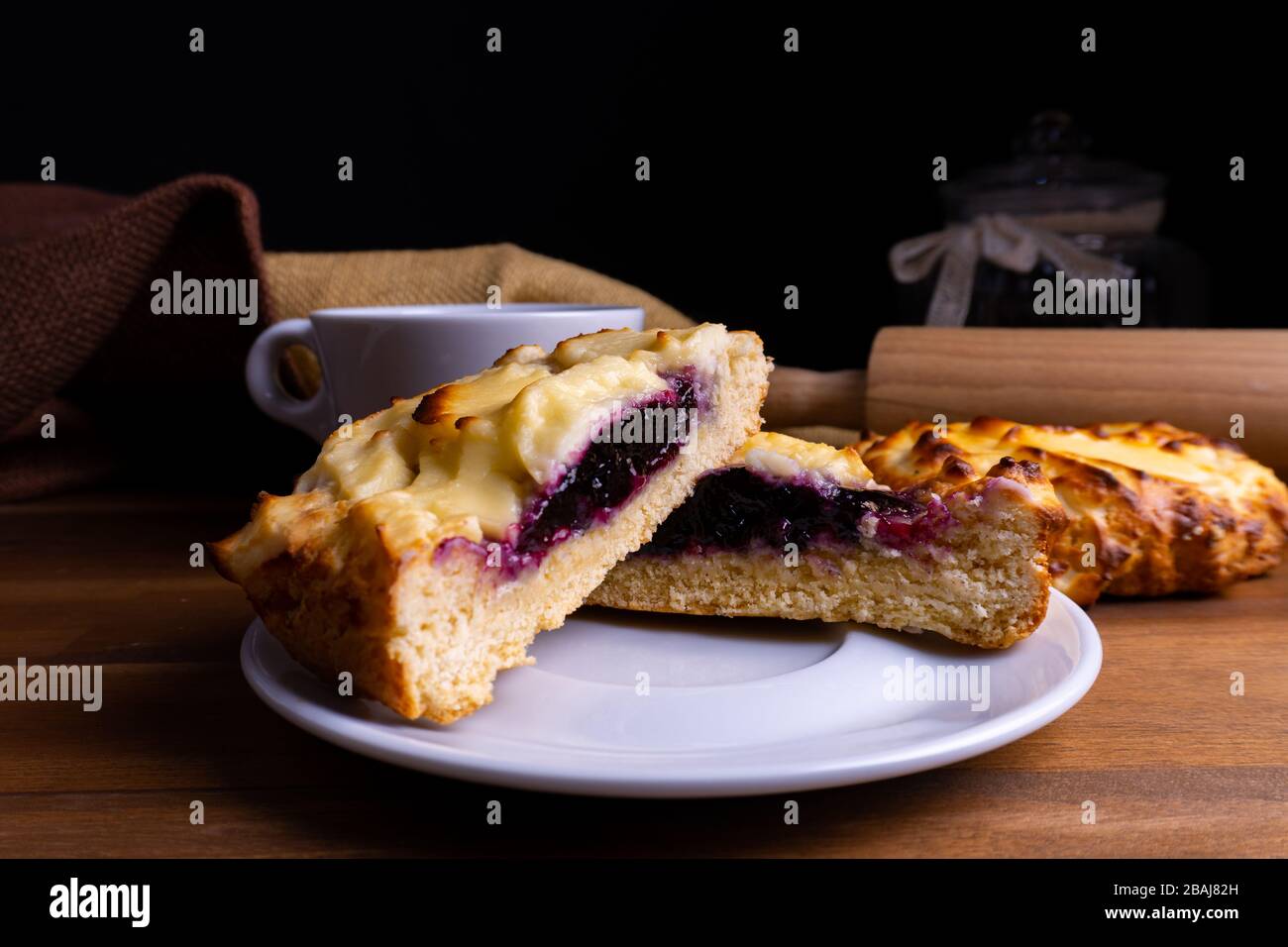 Délicieux gâteaux de cheesecake aux bleuets et une tasse de café sur une planche en bois avec espace de copie Banque D'Images