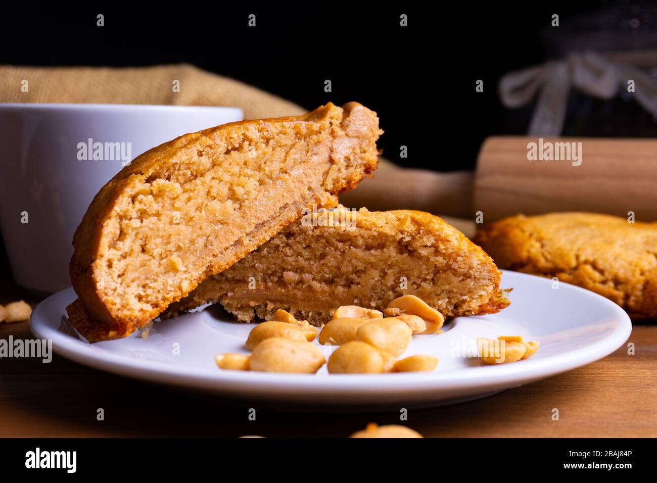Gâteaux de légumes frais avec beurre d'arachide, arachides et une tasse de café sur une planche en bois avec espace de copie Banque D'Images