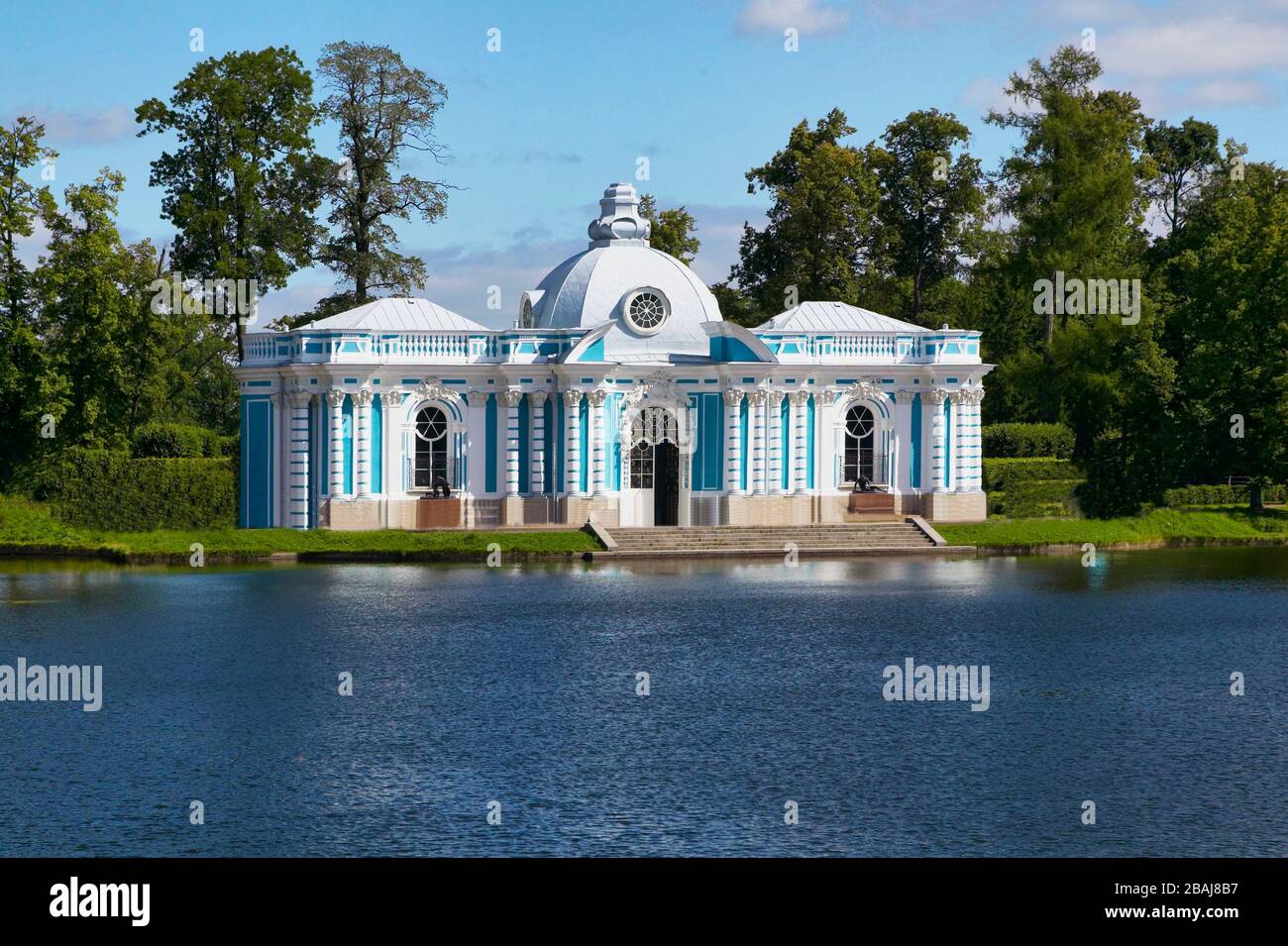 Grand étang avec sa grotte Rastrelli dans le lac, le Parc du Palais Catherine, le Musée de l'Hermitage (Palais d'hiver), Tsarskoye Selo (Pouchkine) Banque D'Images