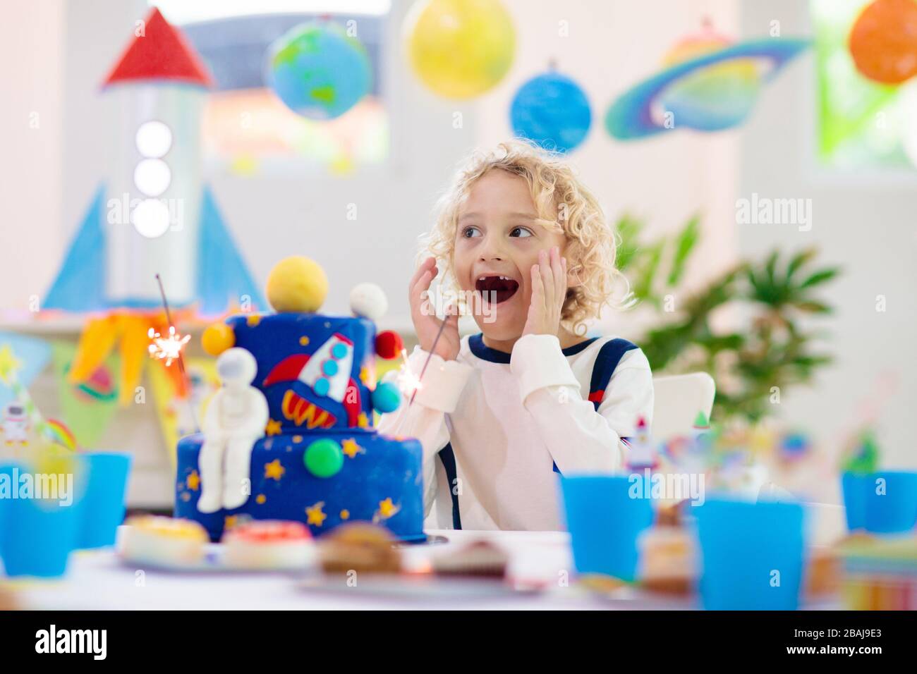 Fete D Anniversaire Sur Le Theme De L Espace Pour Les Enfants Avec Gateau Et Cupcakes Fusee Systeme Solaire Planete Et Decoration De Vaisseau Spatial Pour L Evenement Enfant Petit Garcon Dans L Astronaute Photo Stock