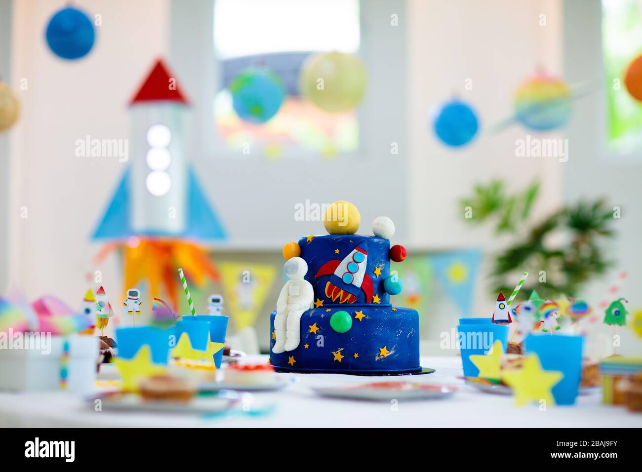 Fete D Anniversaire Sur Le Theme De L Espace Pour Les Enfants Avec Gateau Et Cupcakes Fusee Systeme Solaire Planete Et Decoration Astronaute Pour L Evenement Enfant Reglage De La Table Pour Peu Photo Stock Fete D Anniversaire Sur Le Theme De L Espace Pour Les Enfants Avec Gateau Et Cupcakes Fusee Systeme Solaire Planete Et Decoration Astronaute Pour L Evenement Enfant Reglage De La Table Pour Peu Photo Stock