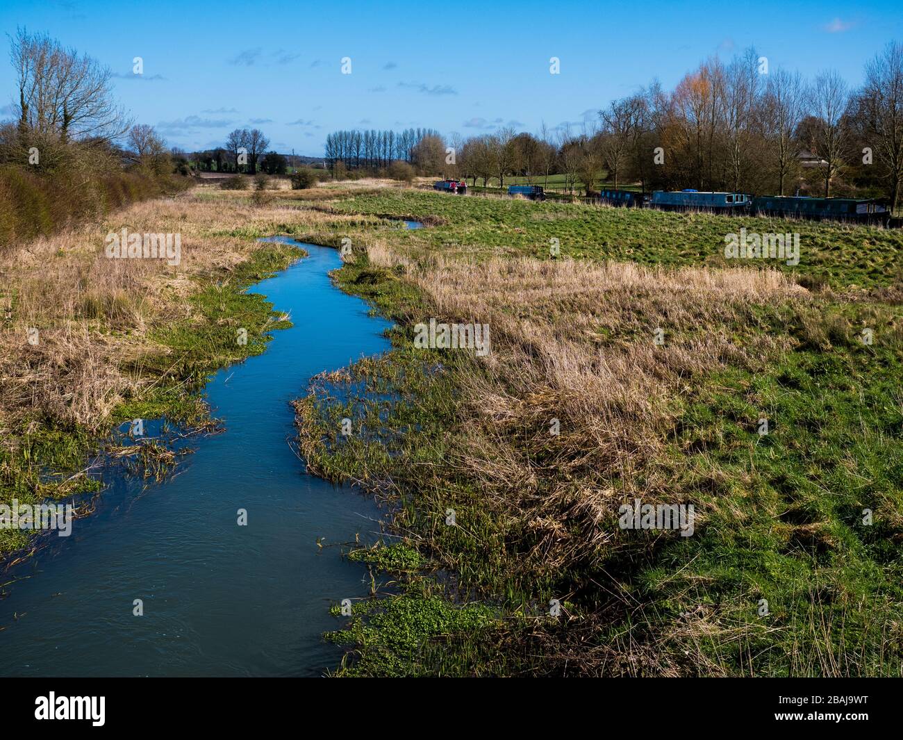 River Dun et le canal Kennet et Avon, paysage d'hiver, Great Bedwyn, Wiltshire, Angleterre, Royaume-Uni, GB. Banque D'Images