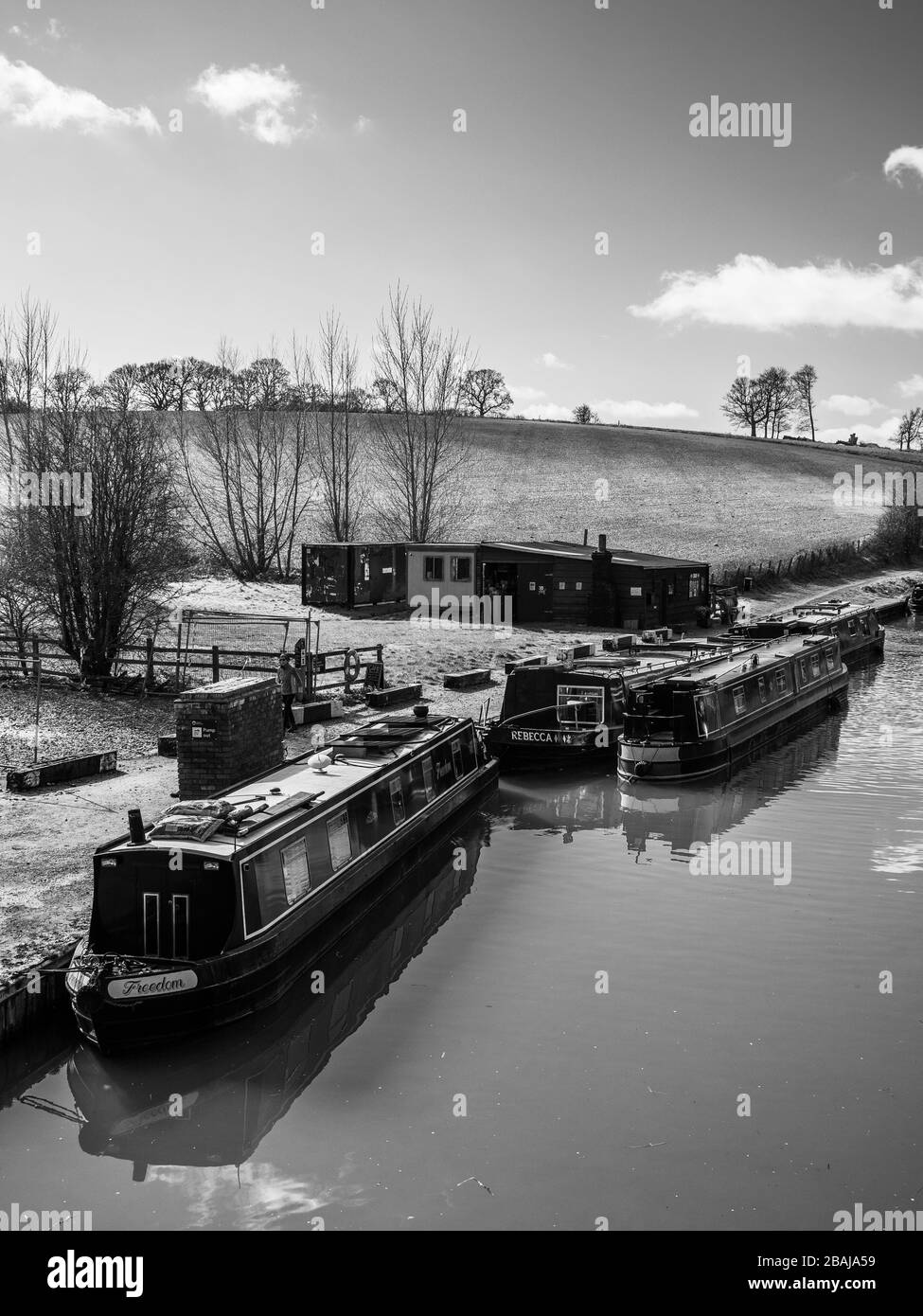 Paysage noir et blanc, du canal Kennet et Avon, des bateaux à Narrowboats, Great Bedwyn, Wiltshire, Angleterre, Royaume-Uni, GB. Banque D'Images