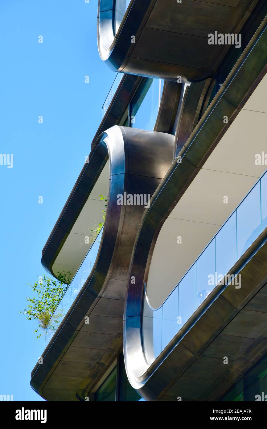 New York City, États-Unis-sept 2019; vue rapprochée de la façade du bâtiment moderne de New York offrant un joli résumé en raison des lignes fluides et des courbes Banque D'Images
