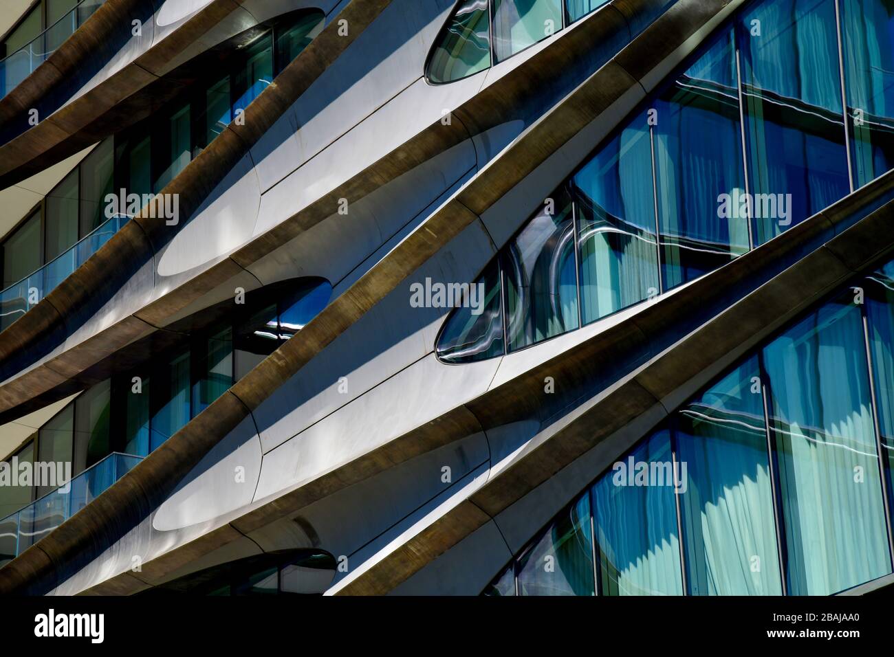New York City, États-Unis-septembre 2019; vue rapprochée de la façade du bâtiment moderne de New York offrant un joli résumé en raison des lignes fluides et c Banque D'Images