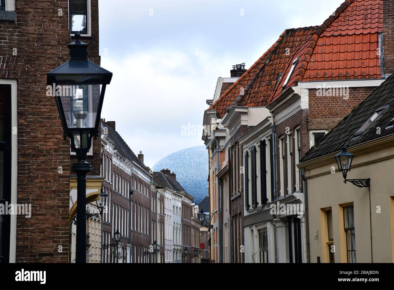 Zwolle, Pays-Bas-février 2020 : admirez l'une des anciennes rues de Zwolle avec le toit emblématique en forme d'oeuf qui se profile à l'extrémité Banque D'Images