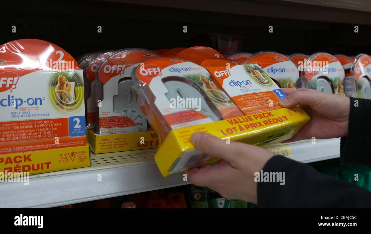Une femme achète un clip sur un pack économique dans le magasin Walmart  Photo Stock - Alamy