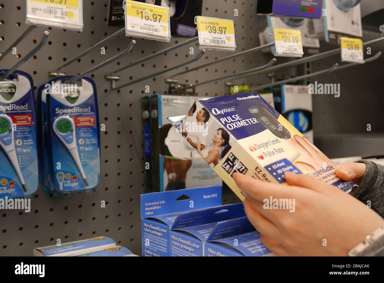 Femme prenant un oxymètre de pouls à l'intérieur du magasin Walmart Banque D'Images