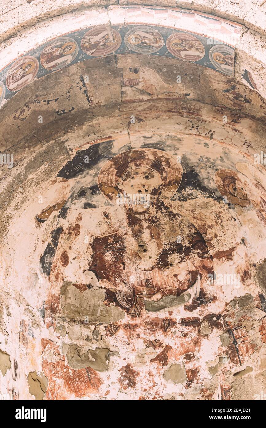 Ninotsminda Village, région de Kakheti, Géorgie. Fresques anciennes dans les murs des ruines de l'ancienne église Monastère de Saint Nino, Ninotsminda près de Sagarejo. Mon Banque D'Images