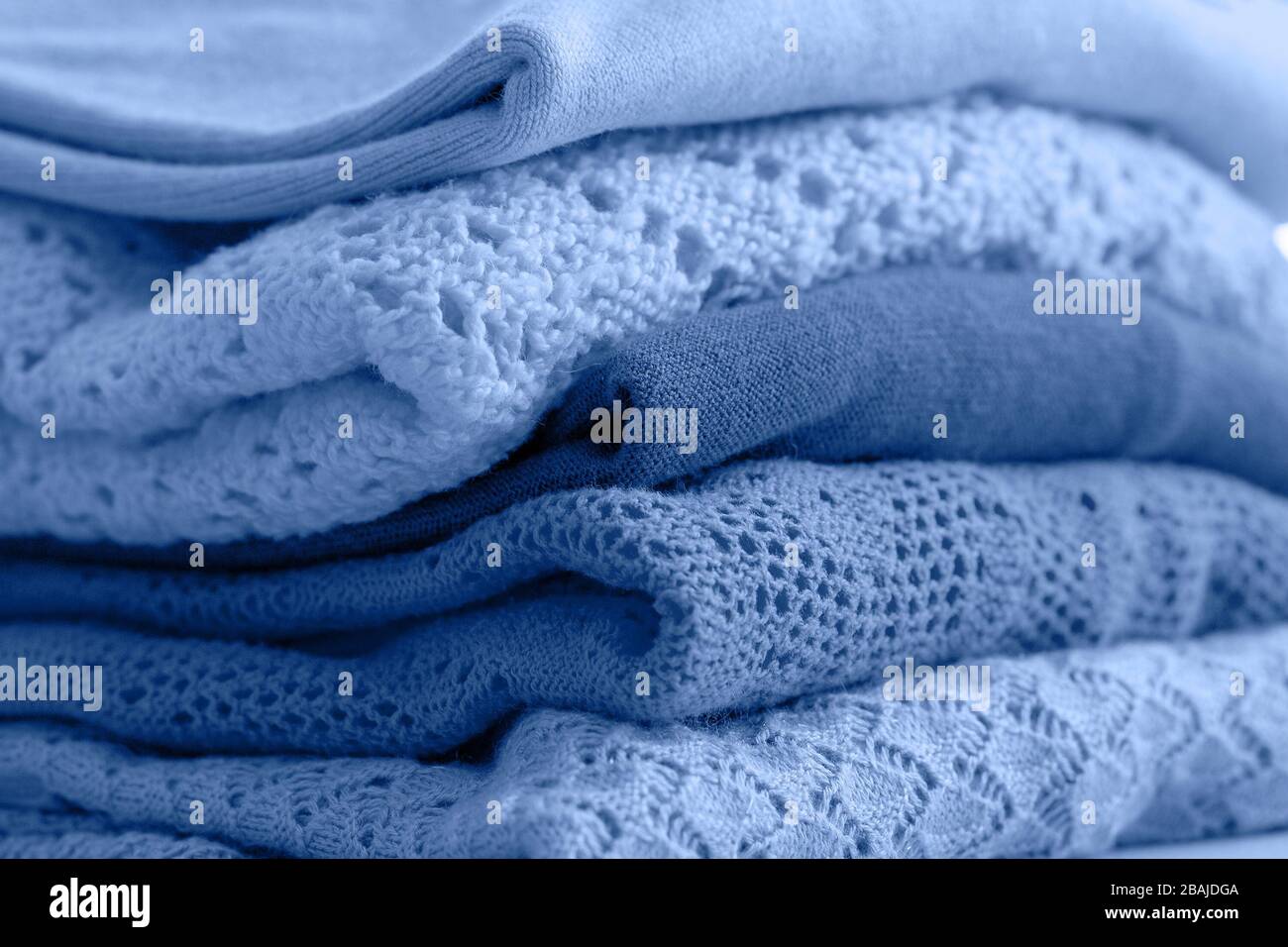 pile de sweaters en laine en mode bleu. Concept de mode lent avec espace pour le texte Banque D'Images