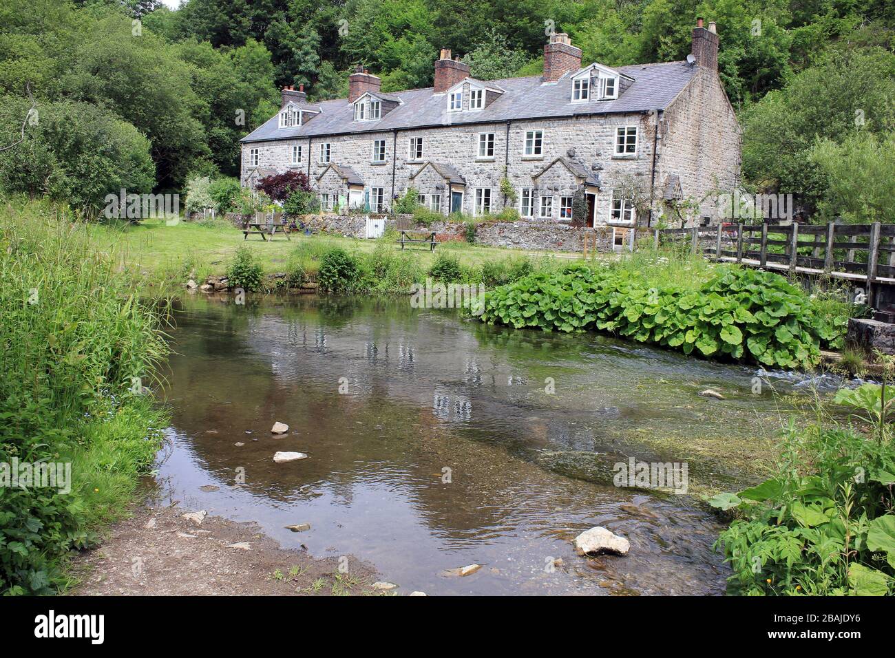 Stone Cottages à côté de la rivière Wye à Monsal Dale Derbyshire, Royaume-Uni Banque D'Images