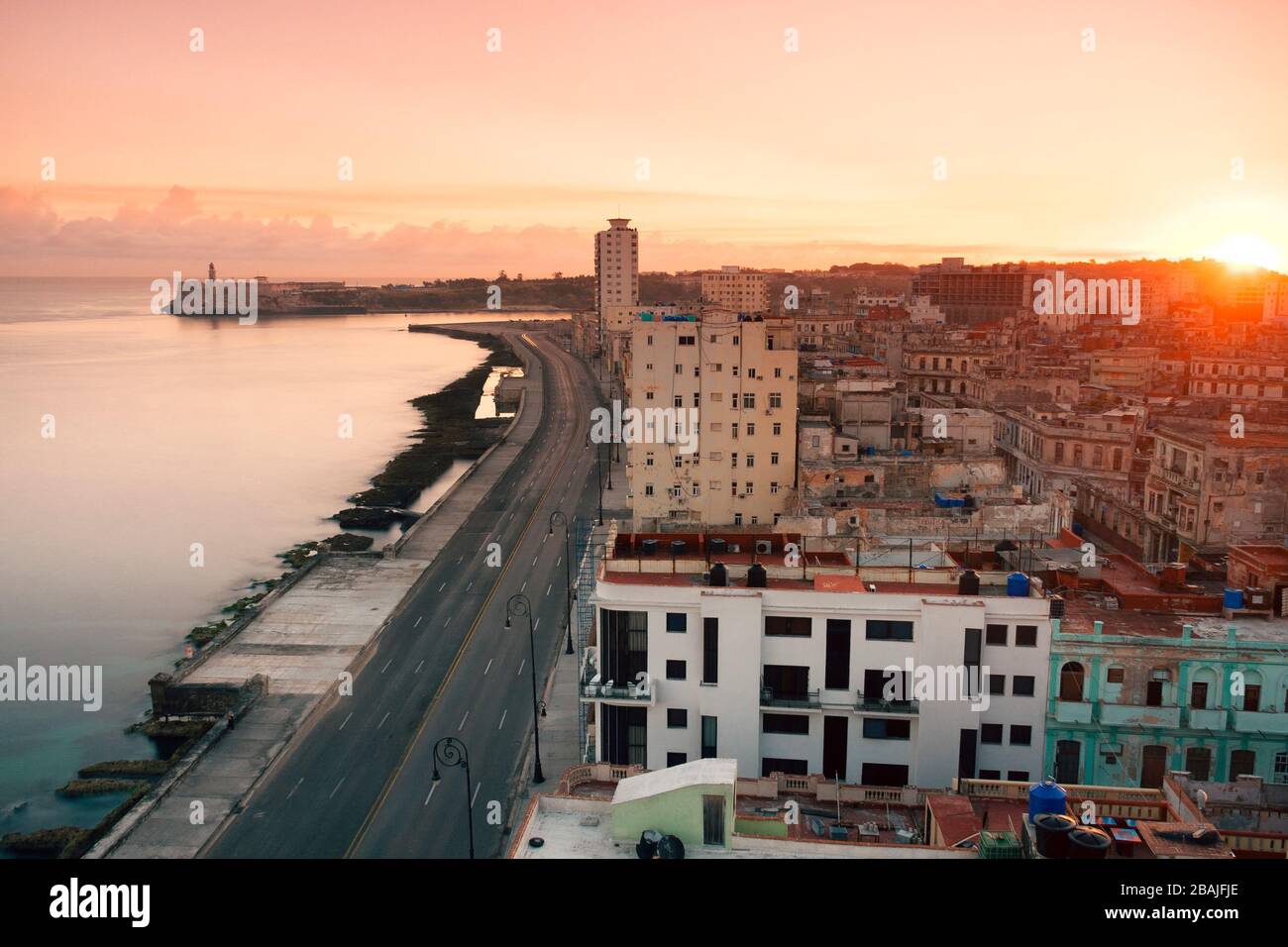 Vue sur le Malecon et une partie de la ville de la Havane au lever du soleil. Voyages et tourisme. Cuba. Banque D'Images