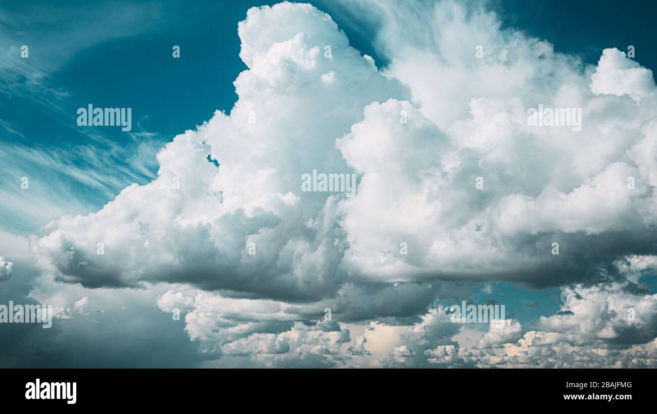 Ciel spectaculaire naturel brillant avec nuages de pluie. Fond du ciel naturel. Beauté dans la nature. Banque D'Images