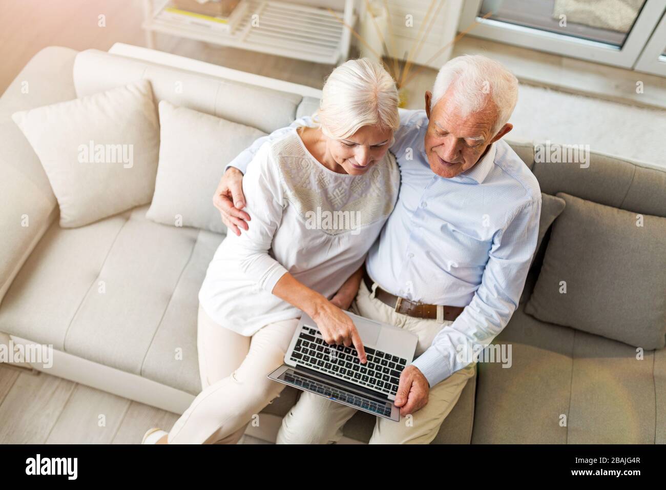 Un couple de personnes âgées heureux se détendant ensemble dans leur maison Banque D'Images
