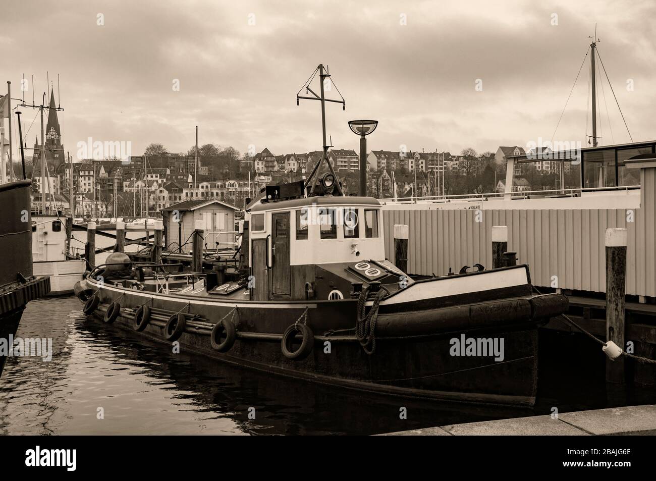 Port avec voiliers et yachts amarrés dans le port. Paysage marin. Banque D'Images