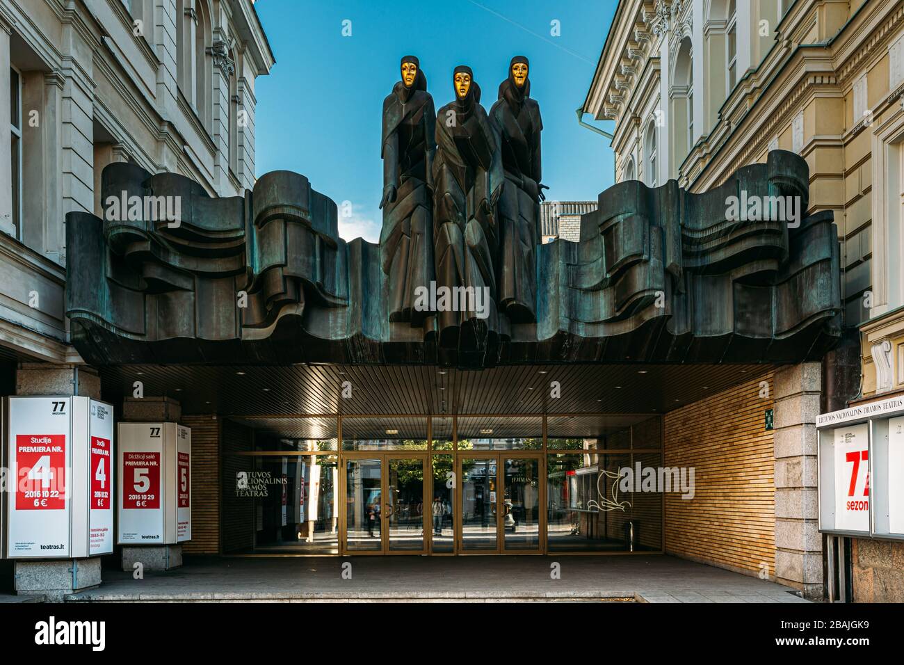 Vilnius, Lituanie, Europe de l'est - 7 juillet 2016 : sculpture de trois muses sur la façade du Théâtre national lituanien Drama, entrée principale Banque D'Images