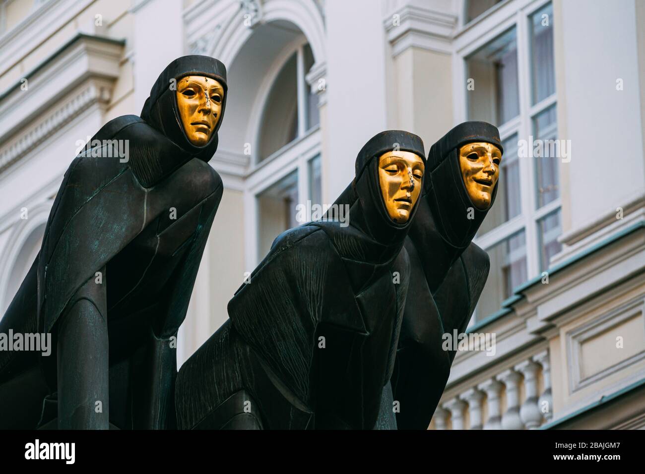 Vilnius, Lituanie, Europe de l'est - 7 juillet 2016 : gros plan de la sculpture noire de trois muses sur la façade du Théâtre national lituanien Drama, Banque D'Images
