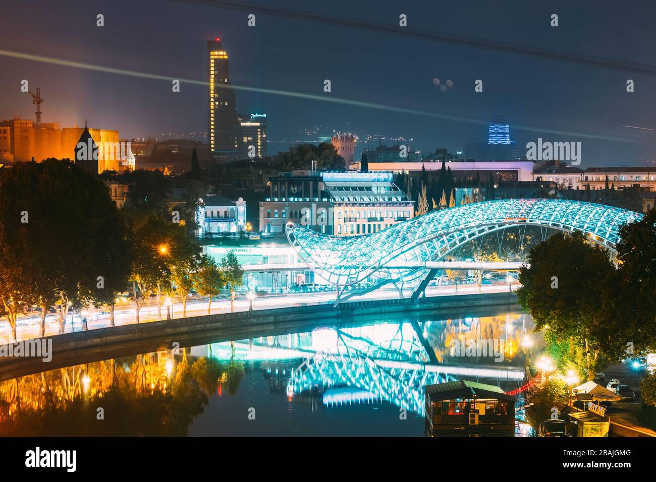 Tbilissi, Géorgie - 21 octobre 2016 : vue panoramique nocturne du Skyscraper et du pont de la paix. Éclairage nocturne Banque D'Images