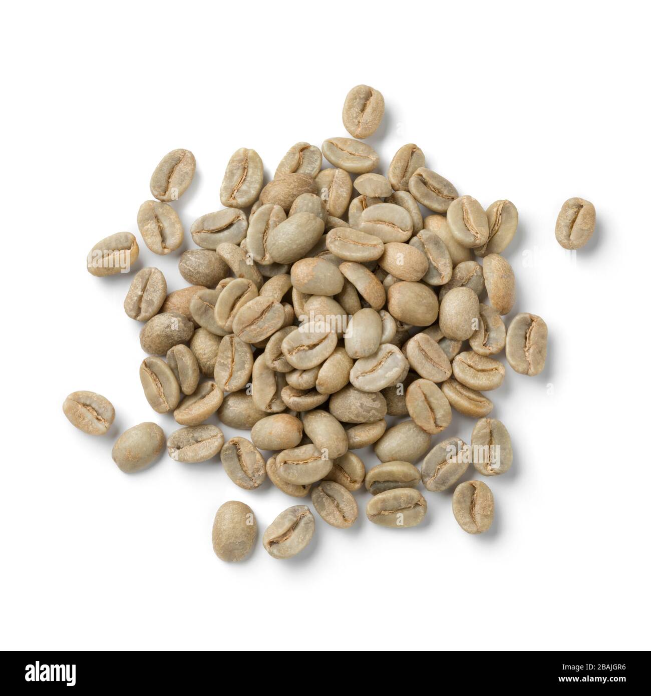 Tas de grains de café boliviens Yanaloma verts non torréfiés isolés sur fond blanc Banque D'Images