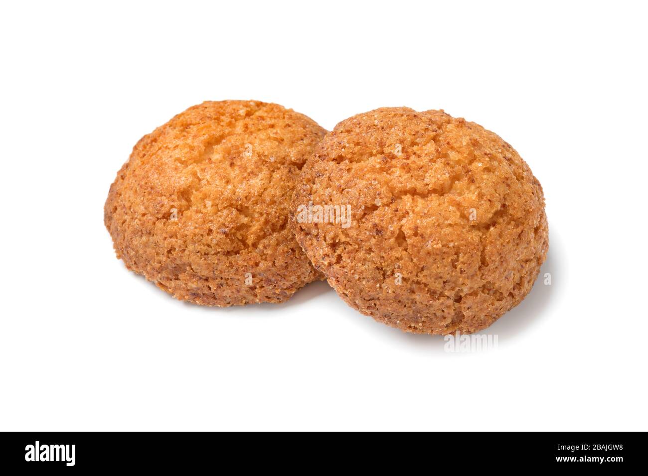 Paire de cookies néerlandais traditionnels appelés Bitterkoekjes isolés sur fond blanc Banque D'Images
