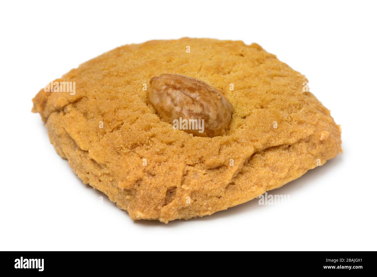 Un seul cookie de beurre néerlandais traditionnel avec une amande isolée sur fond blanc Banque D'Images