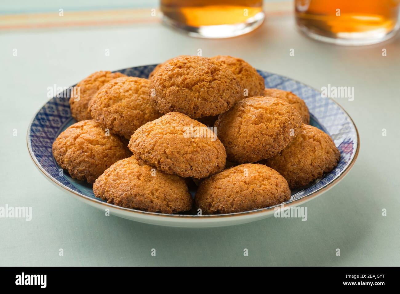 Plat avec des cookies néerlandais traditionnels appelés Bitterkoekjes et thé Banque D'Images