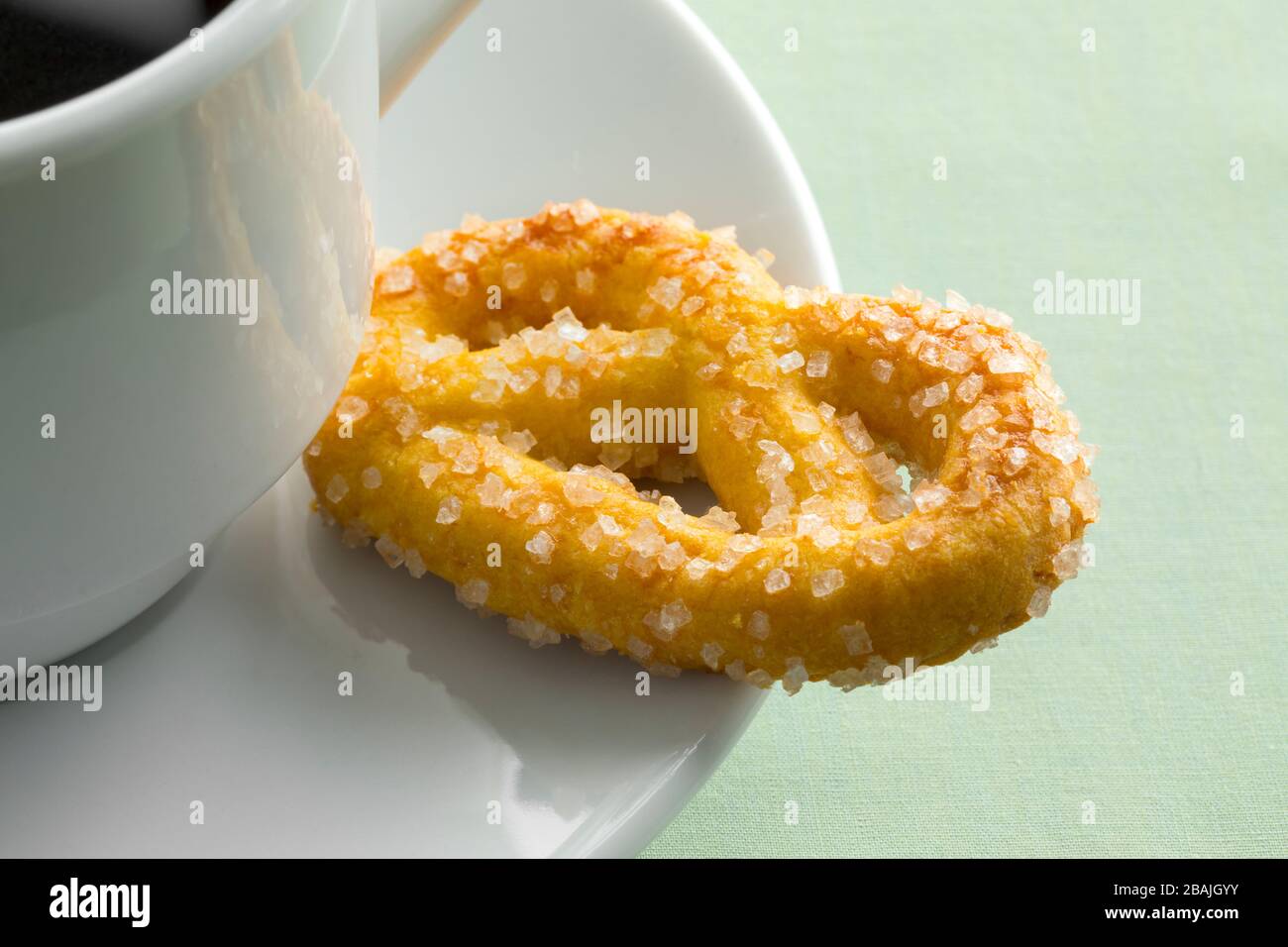 Cookie sucré néerlandais traditionnel appelé krakeling avec une tasse de café Banque D'Images