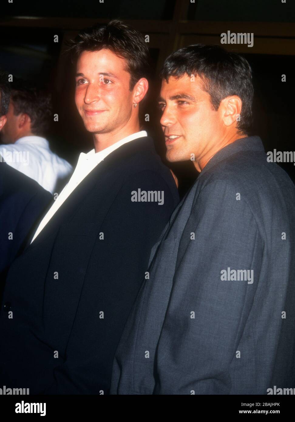 Westwood, Californie, États-Unis 21 août 1995 l'acteur Noah Wyle et l'acteur George Clooney assistent à Sony Pictures 'Desperado' Premiere le 21 août 1995 au Mann's National Theatre de Westwood, Californie, États-Unis. Photo de Barry King/Alay stock photo Banque D'Images