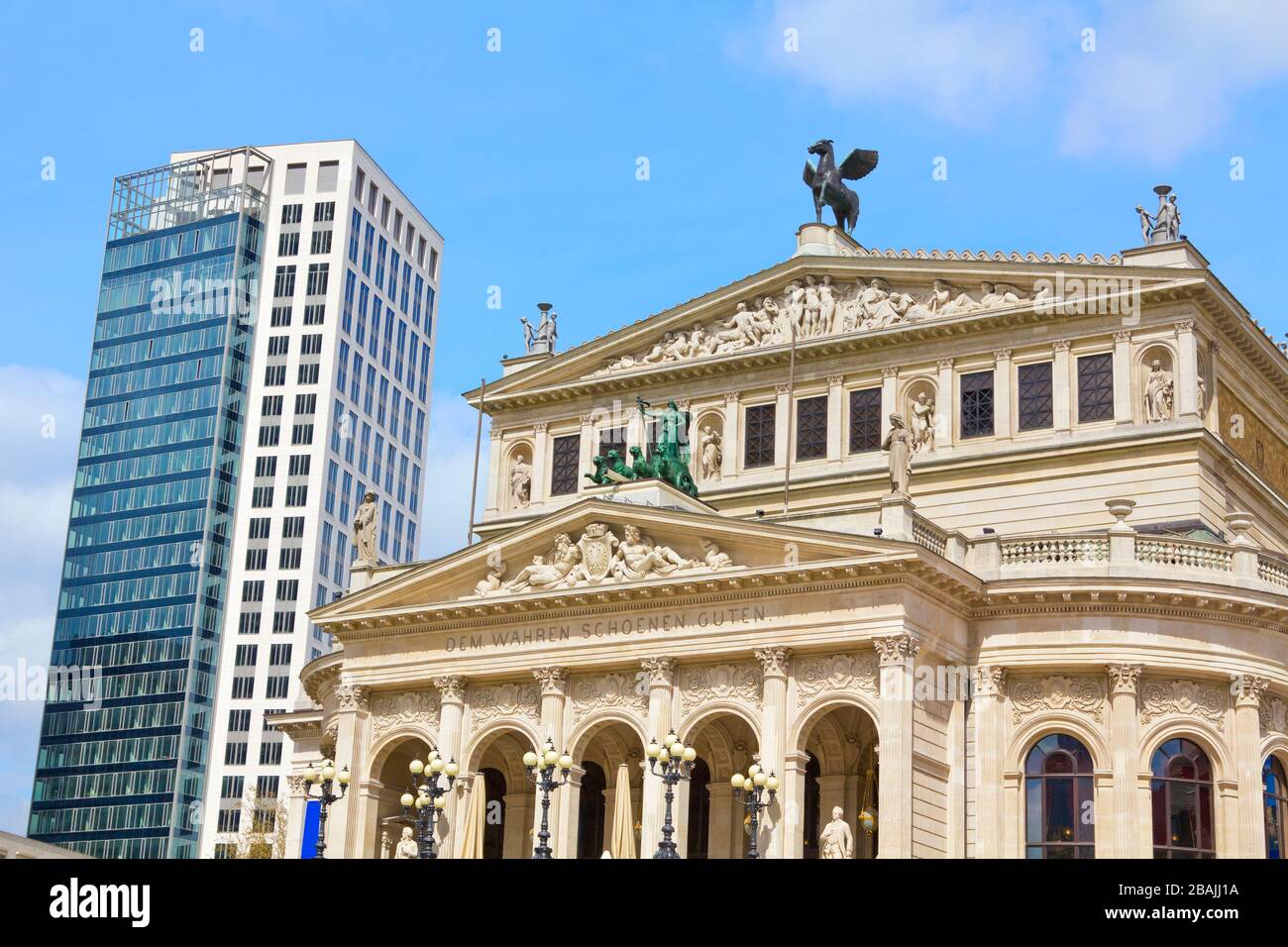 Francfort-sur-le-Main, Allemagne – 19. Avril 2012: Théâtre (Alte Oper) et gratte-ciel au centre de Francfort. Les visiteurs sont locaux mais aussi quelques touristes. Banque D'Images