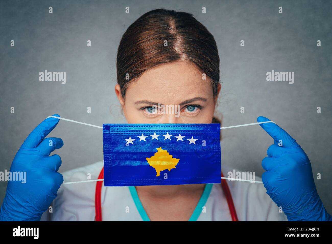 Coronavirus au Kosovo médecin femelle Portrait tenir protéger le masque médical chirurgical visage avec le drapeau national du Kosovo. Maladie, virus Covid-19 au Kosovo, con Banque D'Images