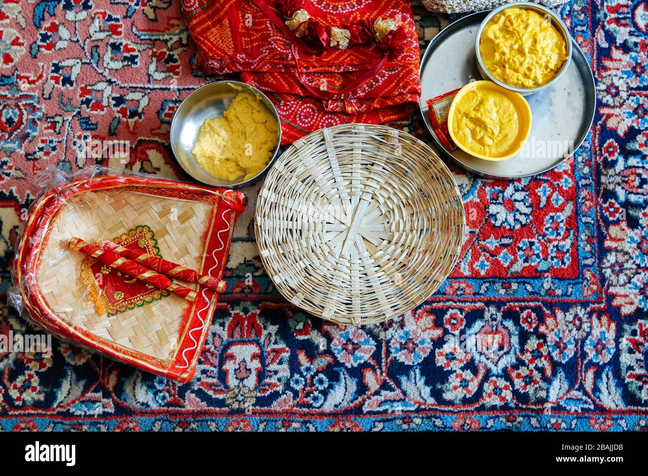 Kit Haldi de mariage essentiel pour un mariage marwari indien Banque D'Images