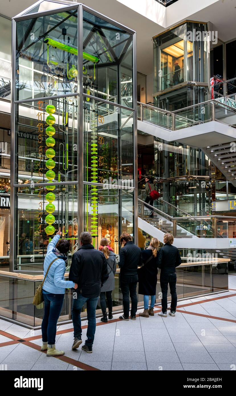 l'horloge des œuvres d'art coule dans le centre de berlin europe sur kurfürstendamm, en allemagne Banque D'Images