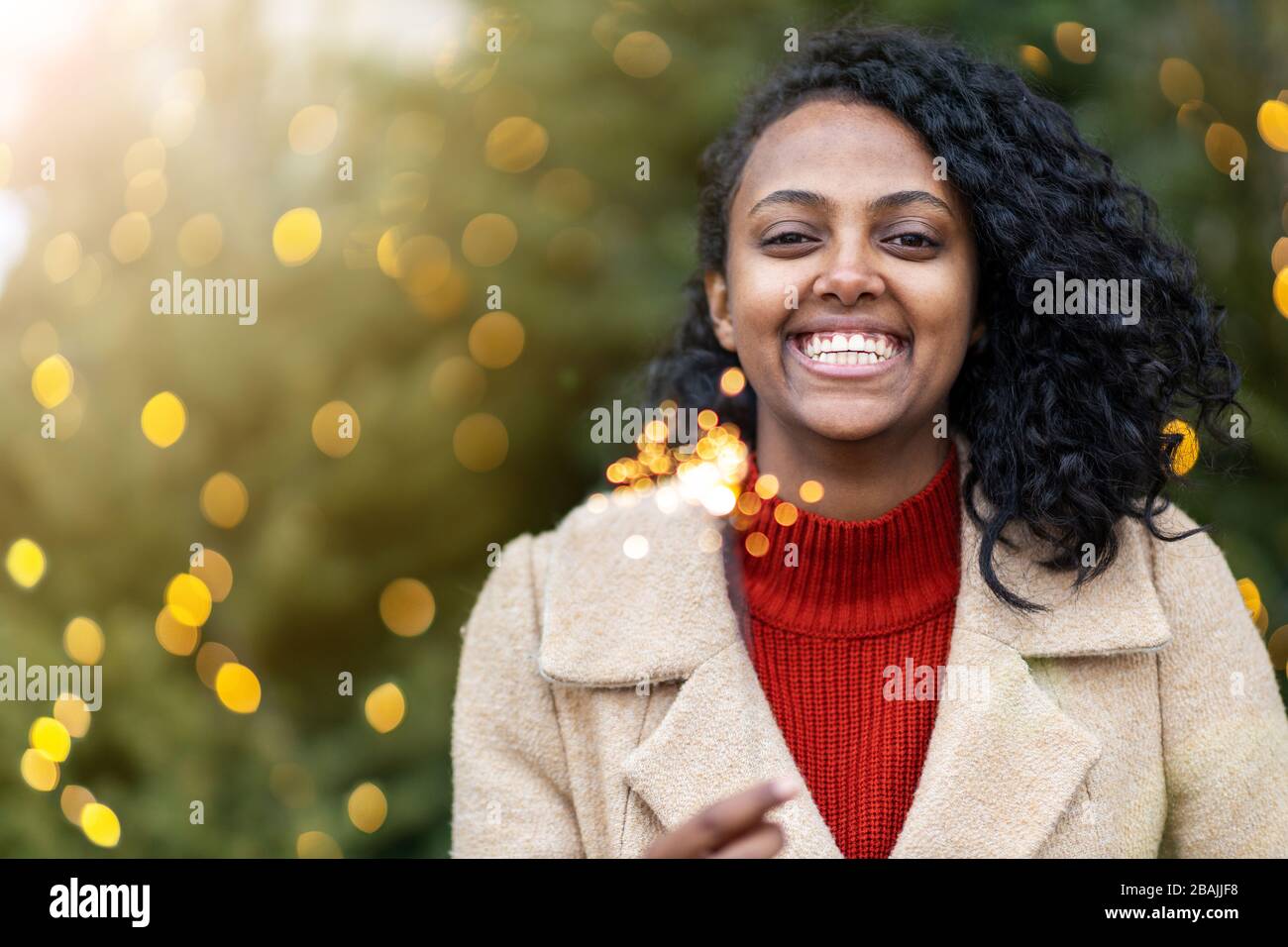 Belle jeune femme s'amuser sur le marché de Noël Banque D'Images