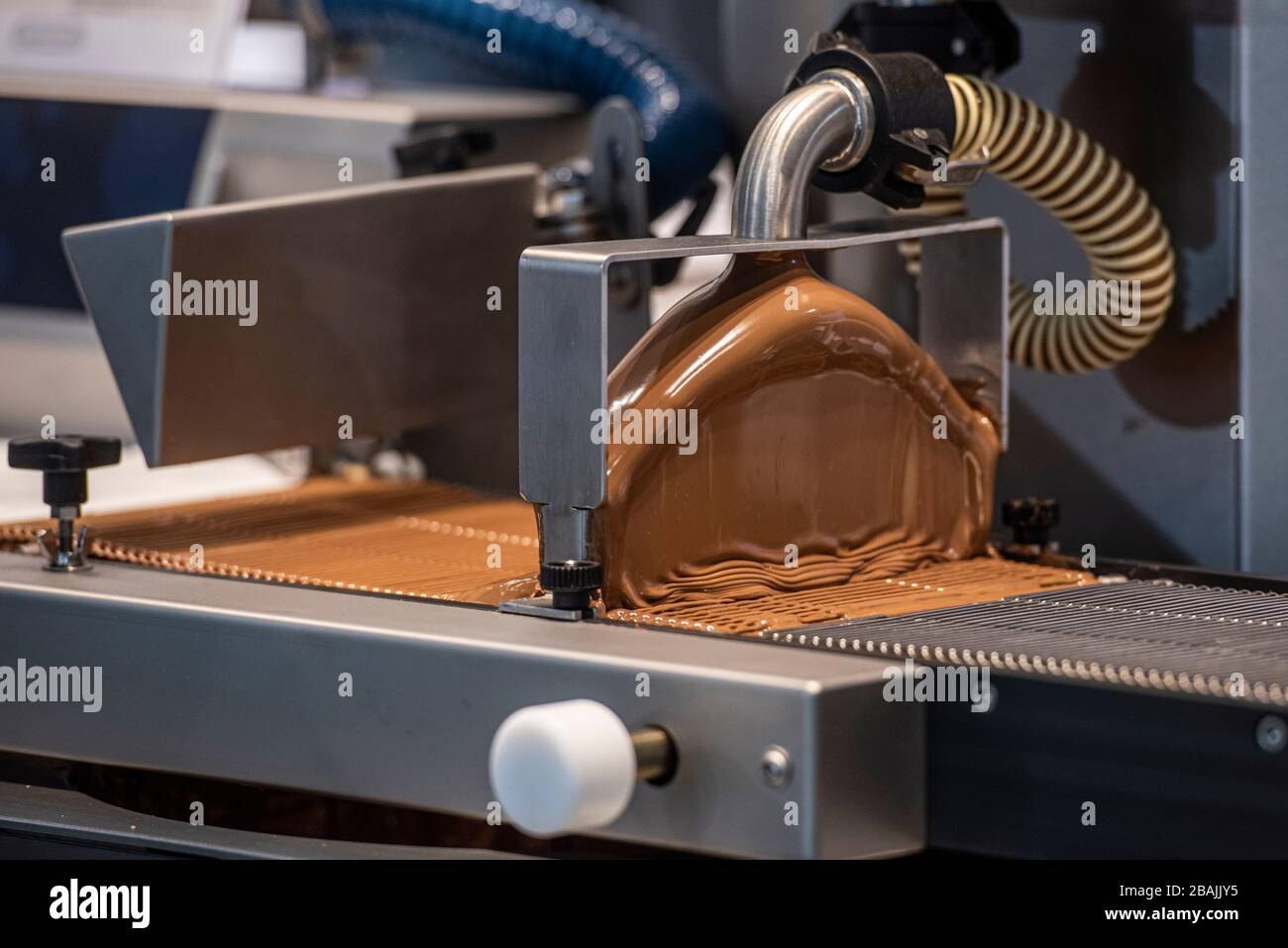 Machine industrielle à couvrir avec du chocolat sucré Photo Stock - Alamy