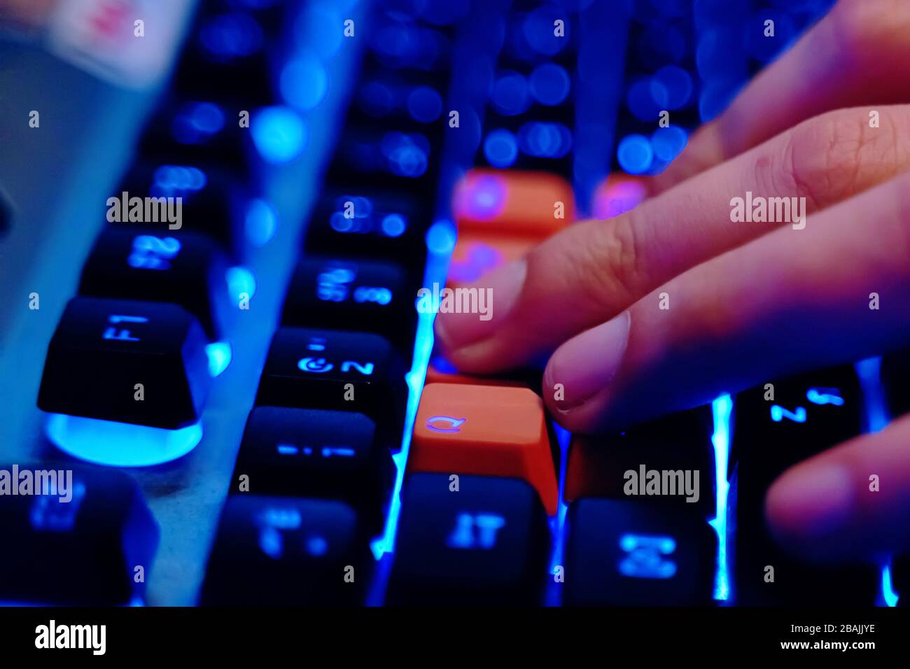 Clavier de jeu. Salle de studio de gamer professionnel de cyber-vidéo avec  fauteuil d'ordinateur personnel, clavier pour le streaming Photo Stock -  Alamy