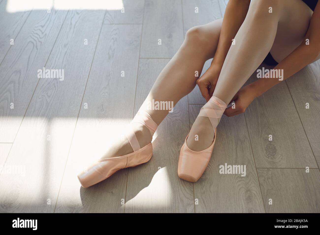 Ballet. Ballerine. Jambes d'une ballerina sur le sol en classe studio. Banque D'Images