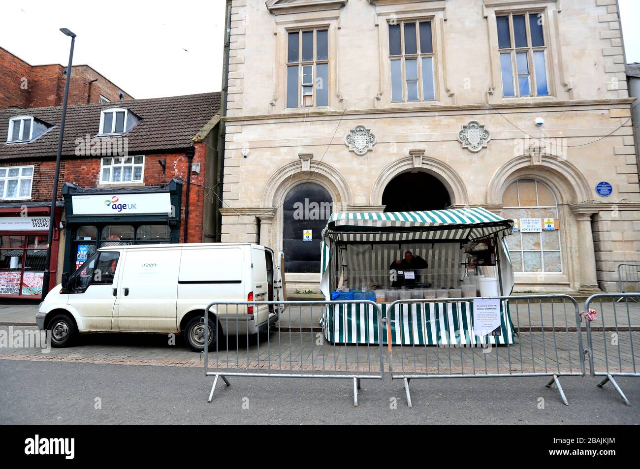 Le propriétaire d'un marché stack attend des clients à Grantham, dans le Lincolnshire, alors que le Royaume-Uni continue de se verrouiller pour aider à freiner la propagation du coronavirus. Banque D'Images