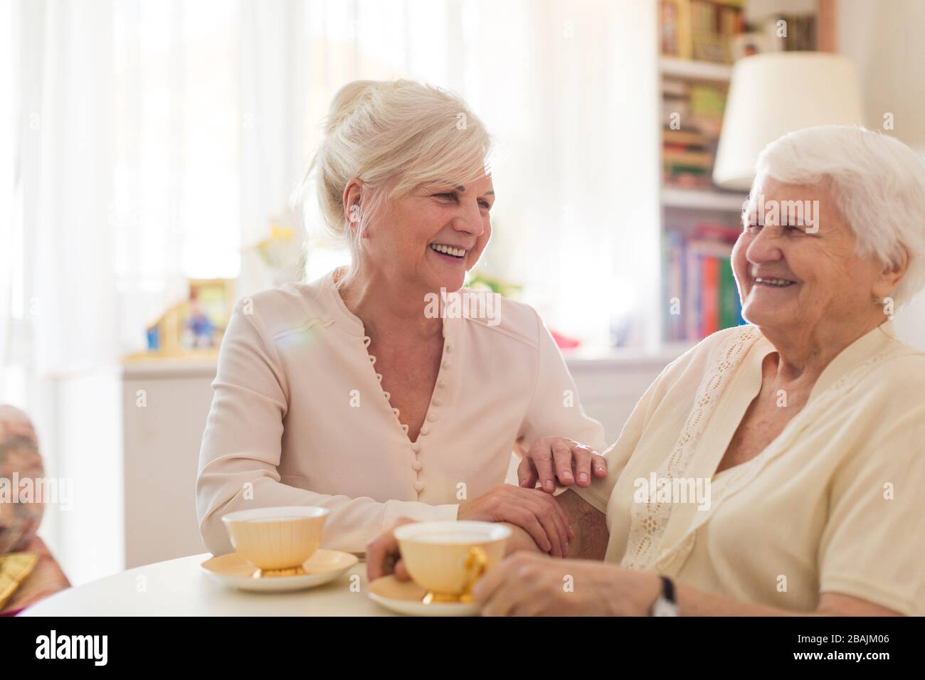 Femme senior passer du temps de qualité avec sa fille Banque D'Images