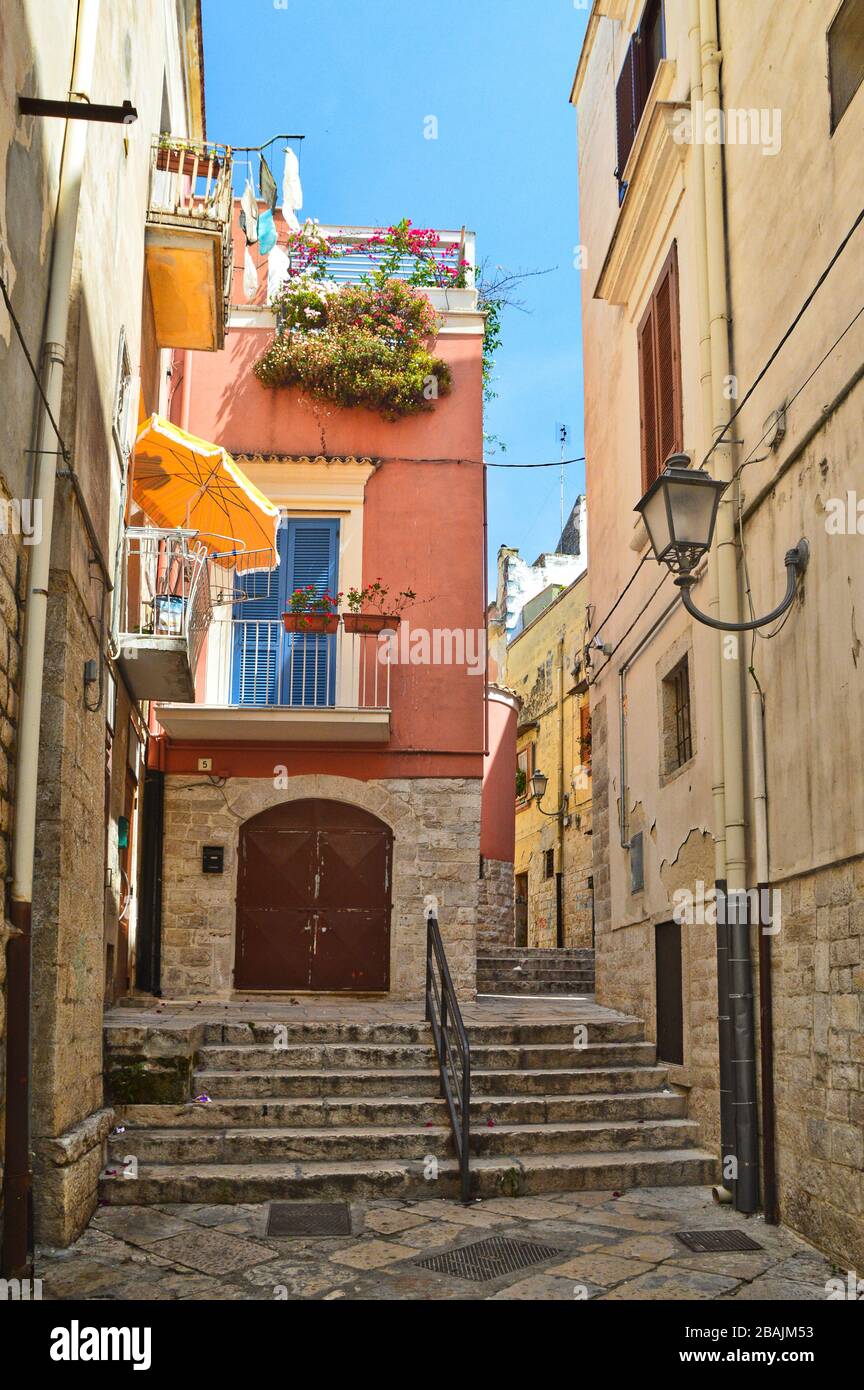 Une rue étroite entre les vieilles maisons de Barletta, une ville de la région des Pouilles, en Italie. Banque D'Images