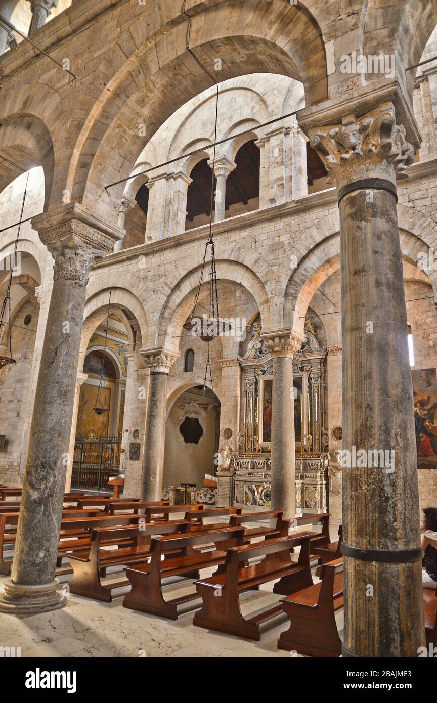 L'intérieur de la cathédrale de Barletta, Italie Banque D'Images