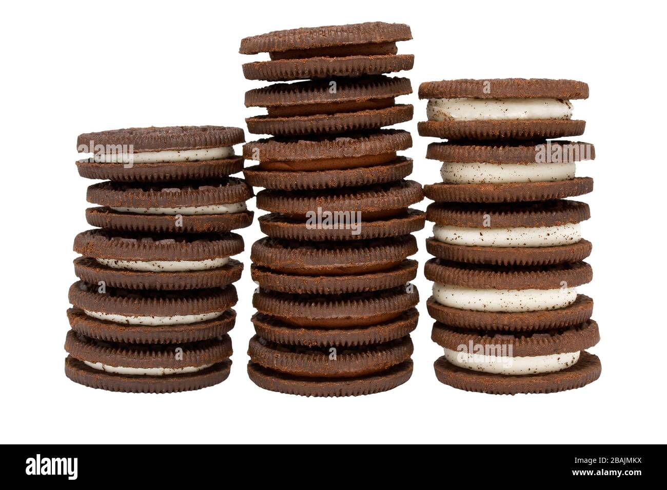 Trois piles de biscuits au chocolat avec du chocolat et de la crème à la vanille sur fond blanc isolé Banque D'Images
