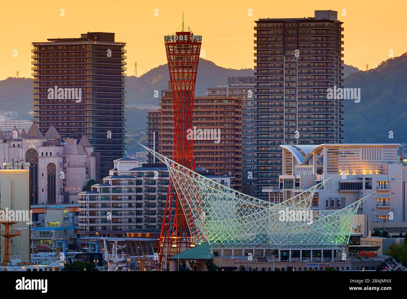Kobe, Japon - 05 NOVEMBRE 2019 : vue aérienne de Kobe Port Tower au crépuscule Banque D'Images