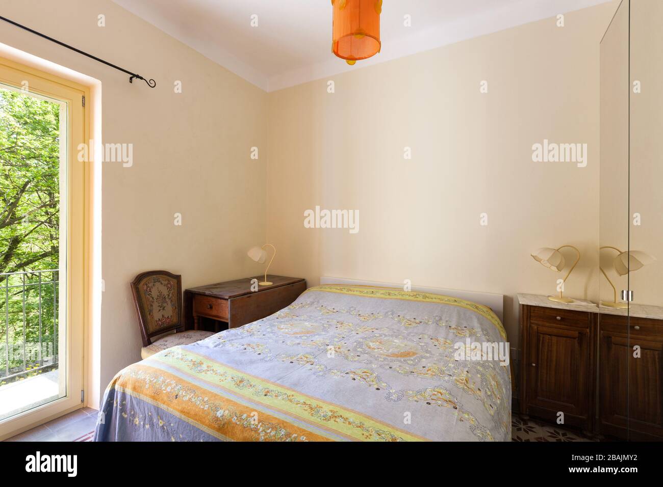 Architecture, petite chambre, vue sur un lit double Banque D'Images