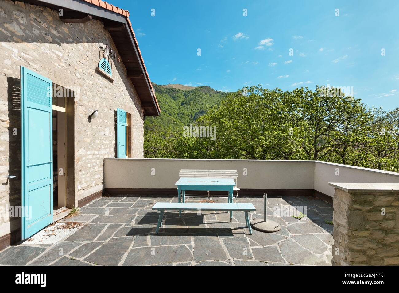 maison de campagne dans les bois, à l'extérieur, vue sur la terrasse Banque D'Images