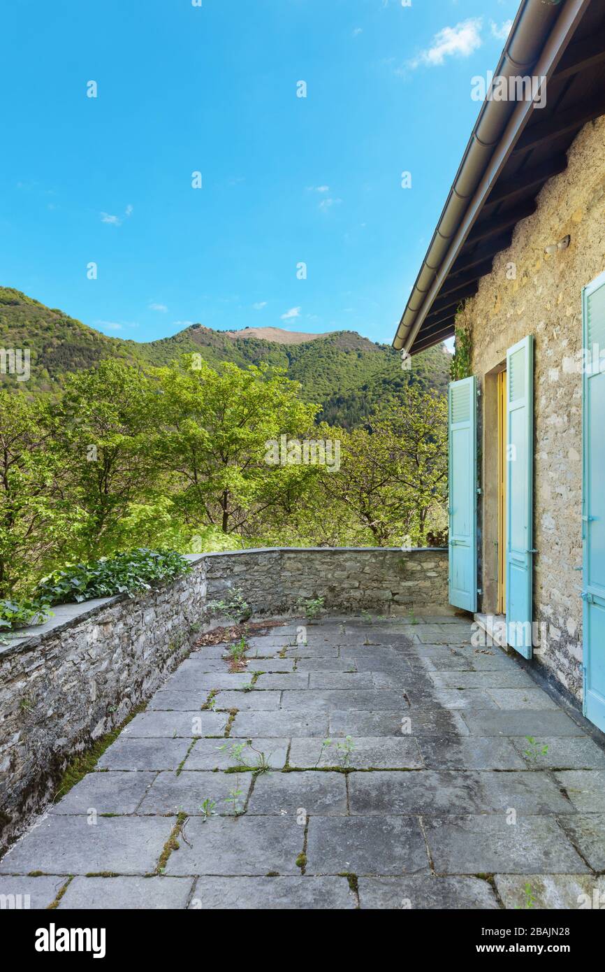 maison de campagne dans les bois, à l'extérieur, vue sur la terrasse Banque D'Images